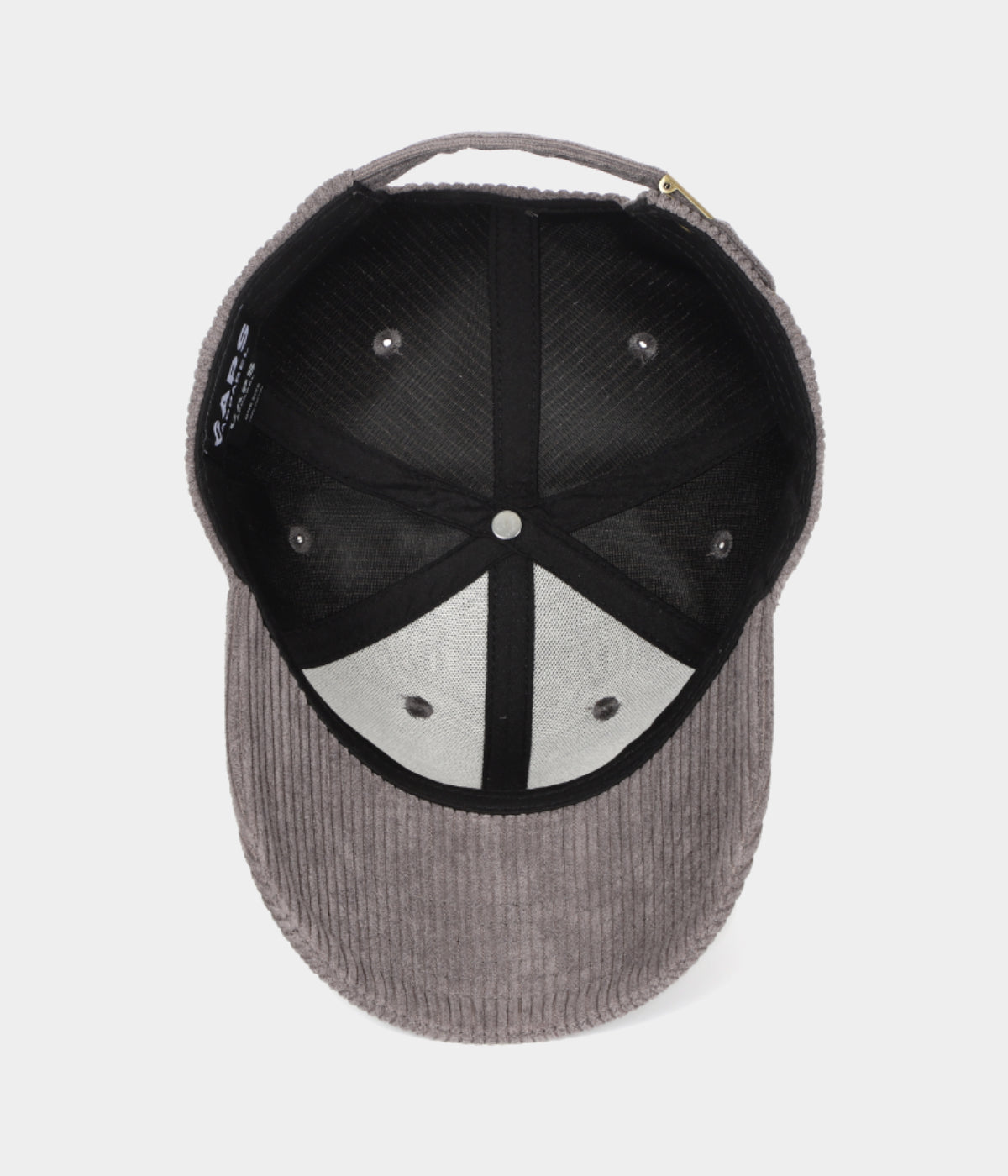 CASQUETTE EN VELOURS CÔTELÉ.