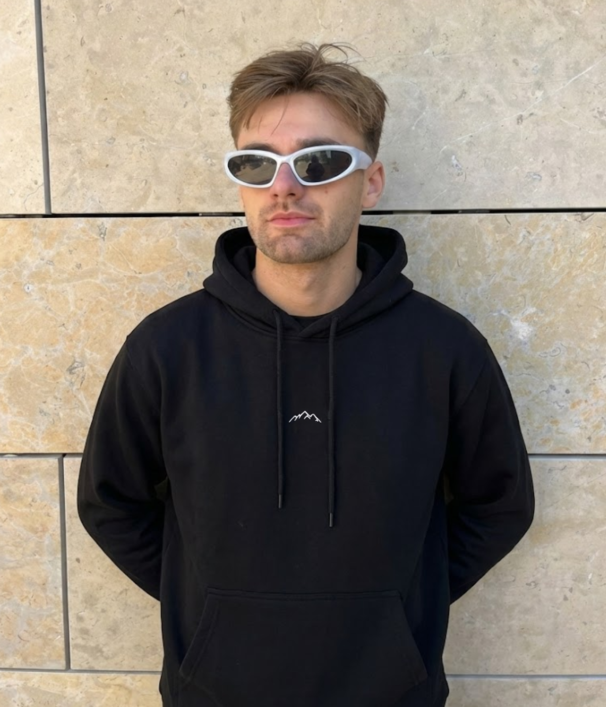 SUDADERA CON CAPUCHA MONTAÑAS.