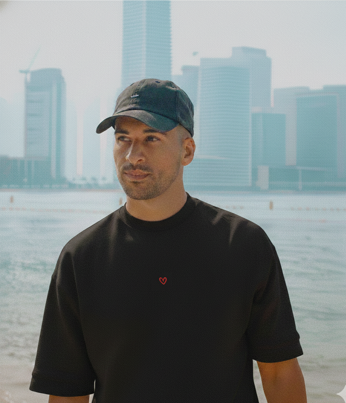 CAMISETA DE CORAZÓN DIBUJADO.