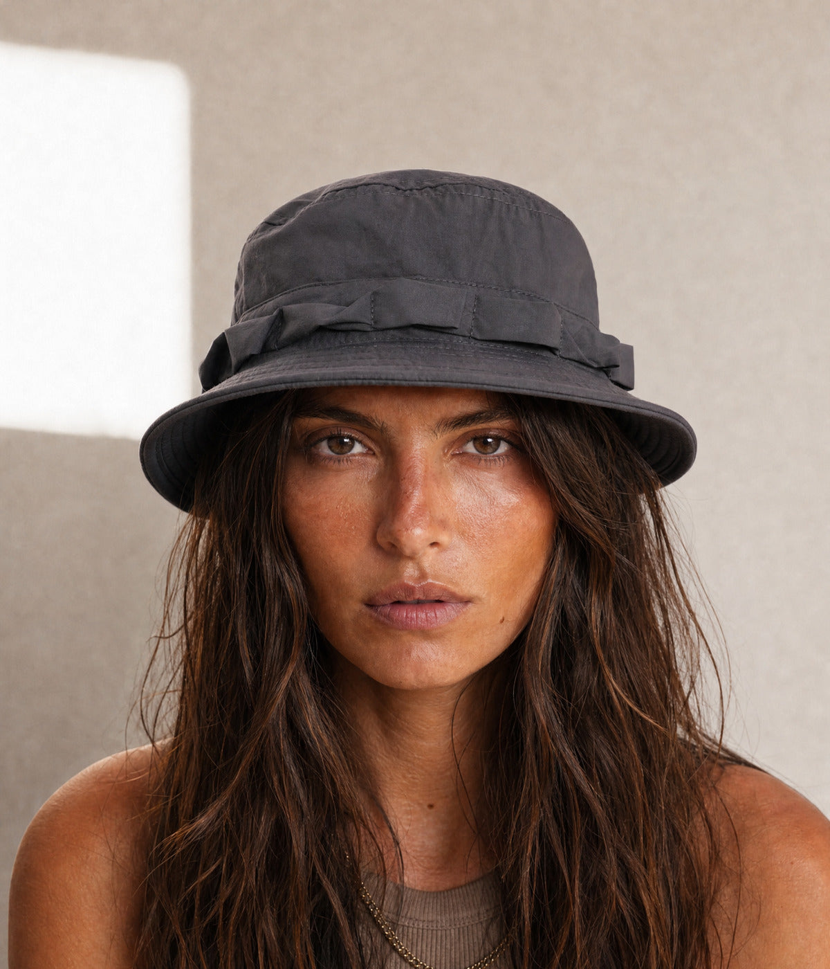 BONNIE HAT. — DARK GRAY worn
