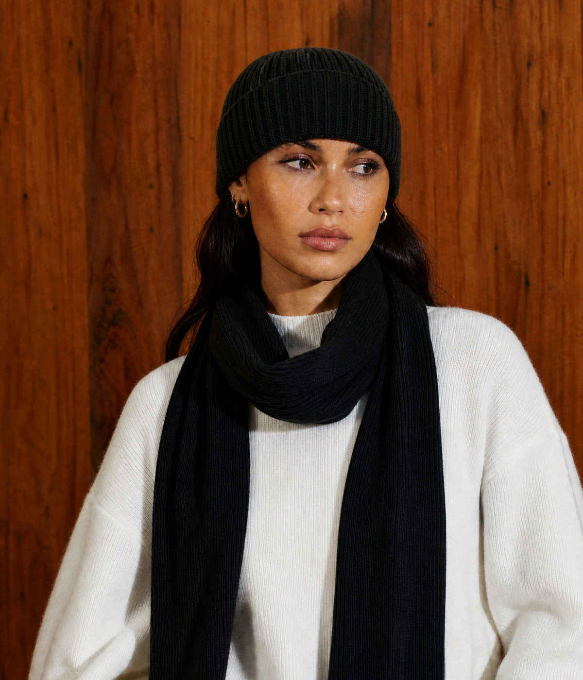 CLASSIC SCARF. — BLACK worn