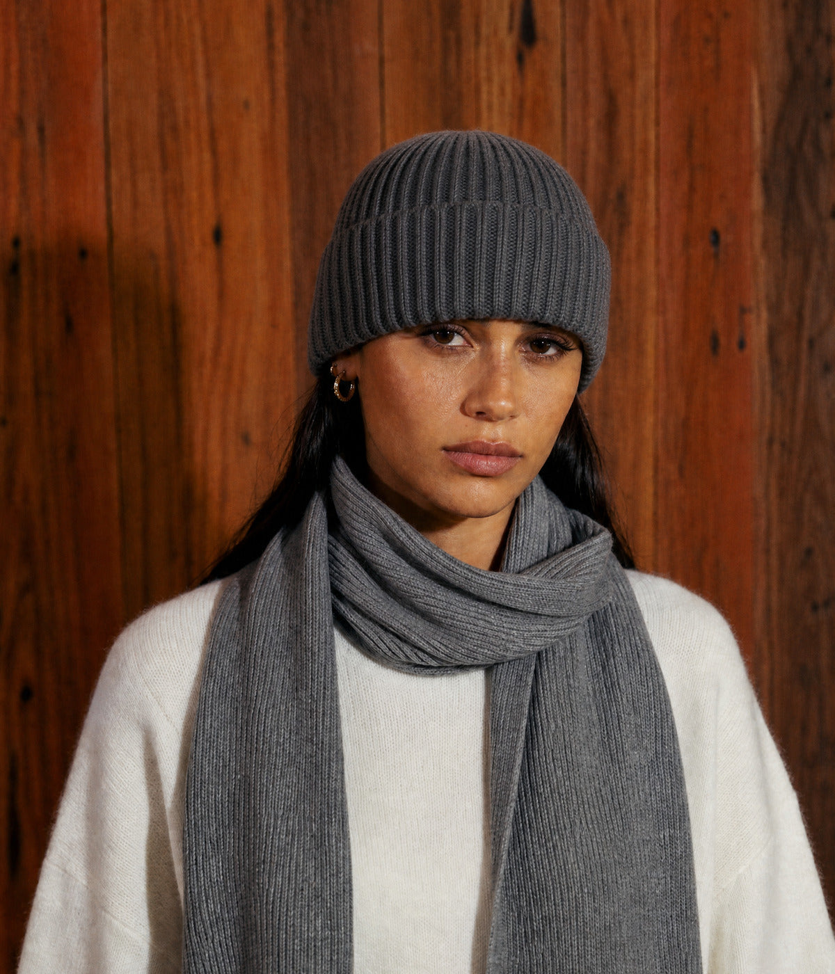 CLASSIC SCARF. — LIGHT GRAY worn