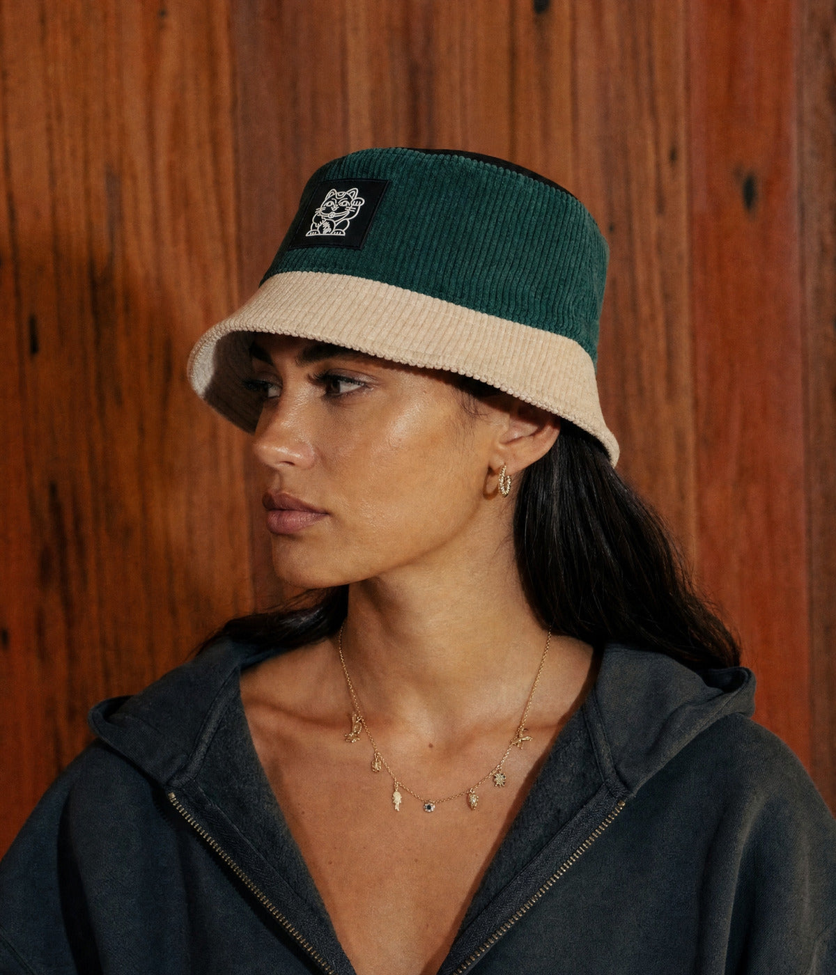 CORDUROY BLOCK BUCKET. — GREEN / BEIGE worn
