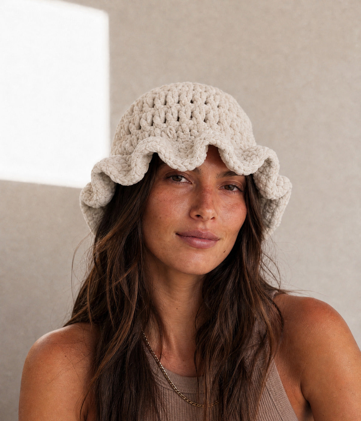 CROCHET RUFFLE BUCKET. — BEIGE worn