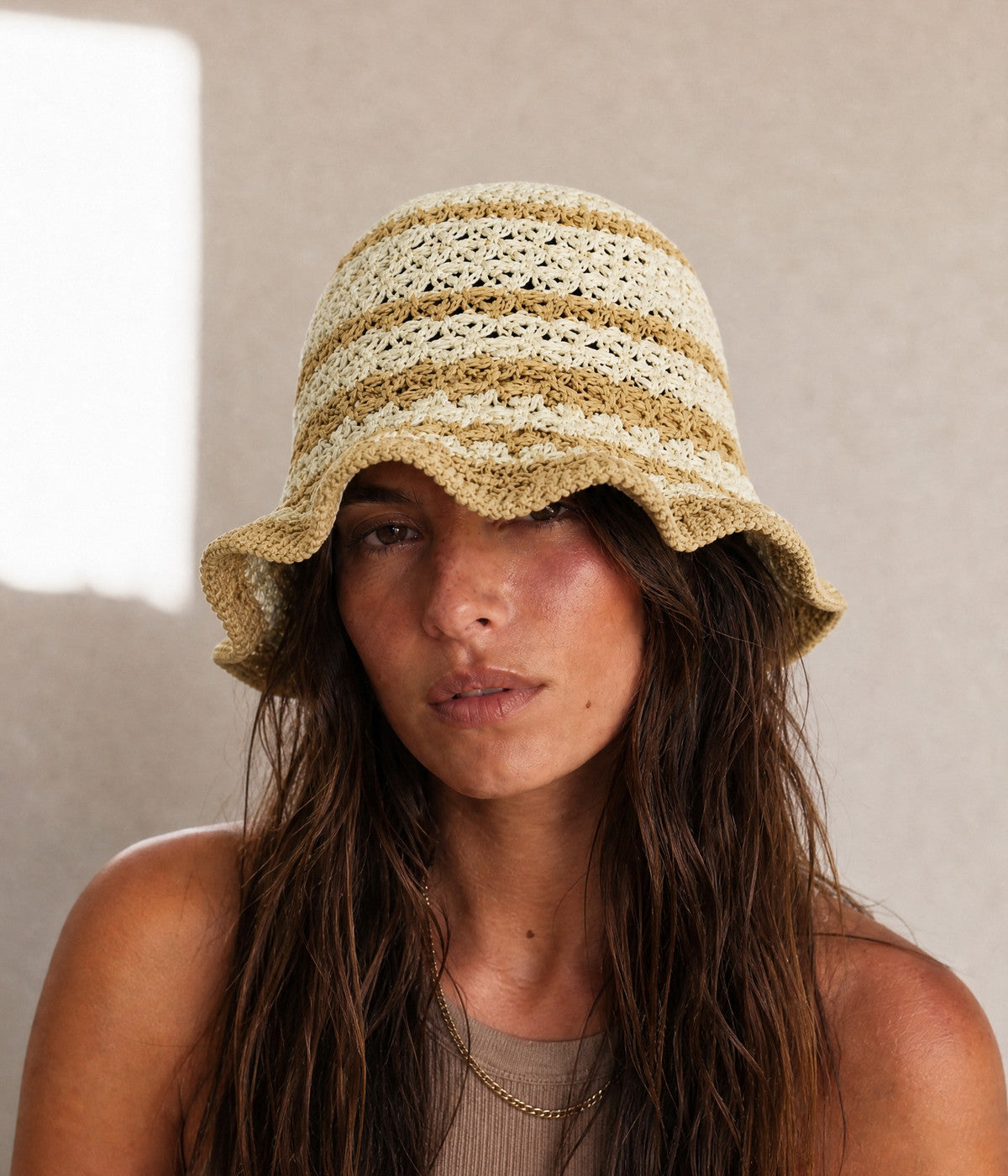 SCALLOPED CROCHET BUCKET. — BEIGE worn