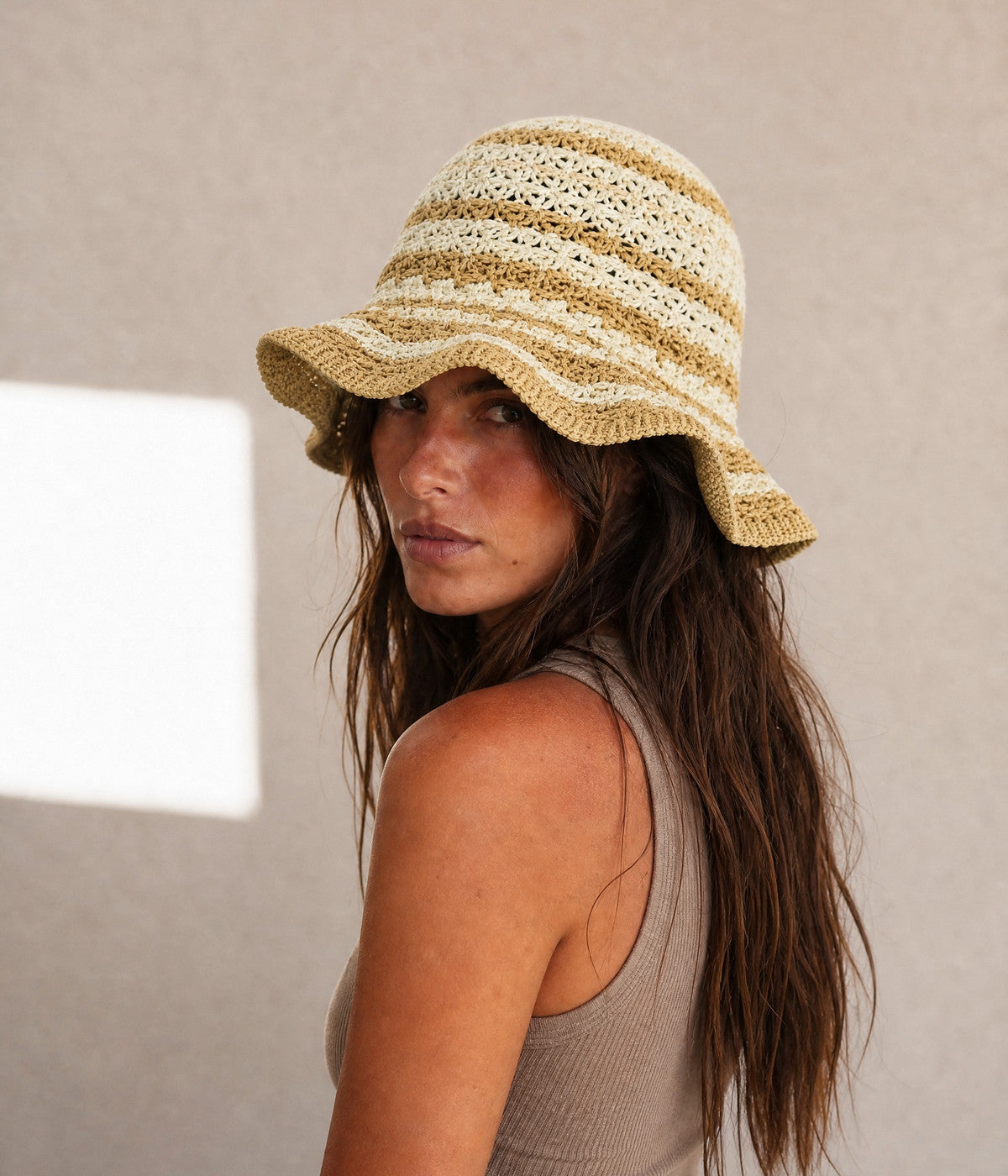 SCALLOPED CROCHET BUCKET. — BEIGE worn