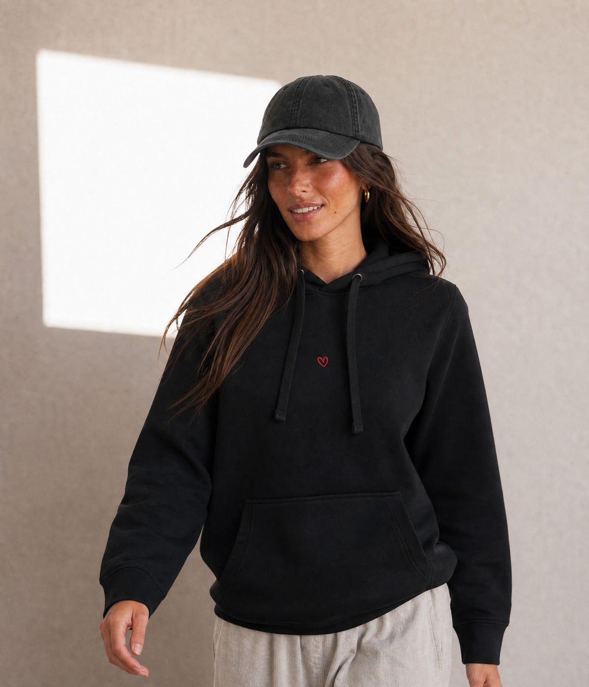DRAWN HEART HOODIE. on model