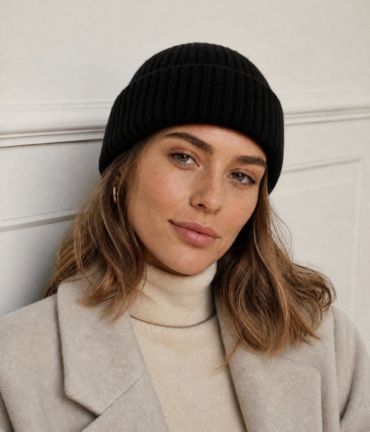FISHERMAN BEANIE - 100% MERINO. — BLACK worn