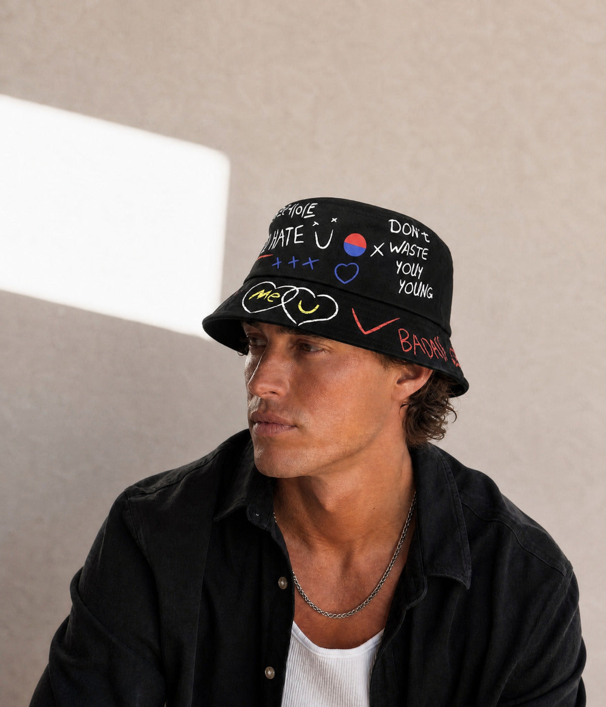 GRAFFITI BUCKET. BLACK worn by a man