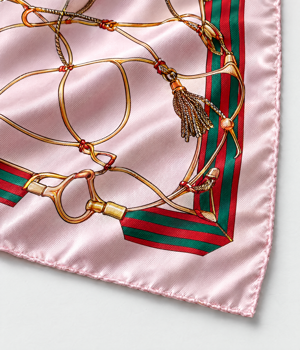 CHAIN HEAD SCARF. pink printed silk twill scarf close-up