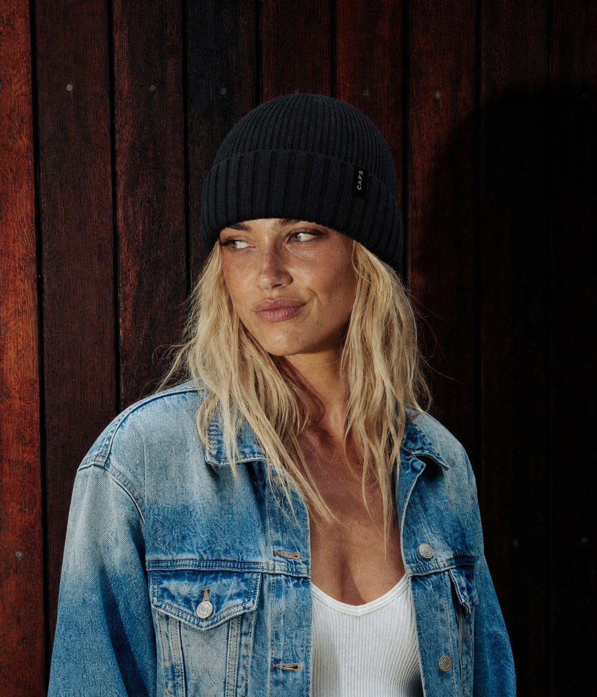 LOGO RIBBED BEANIE. — BLACK worn