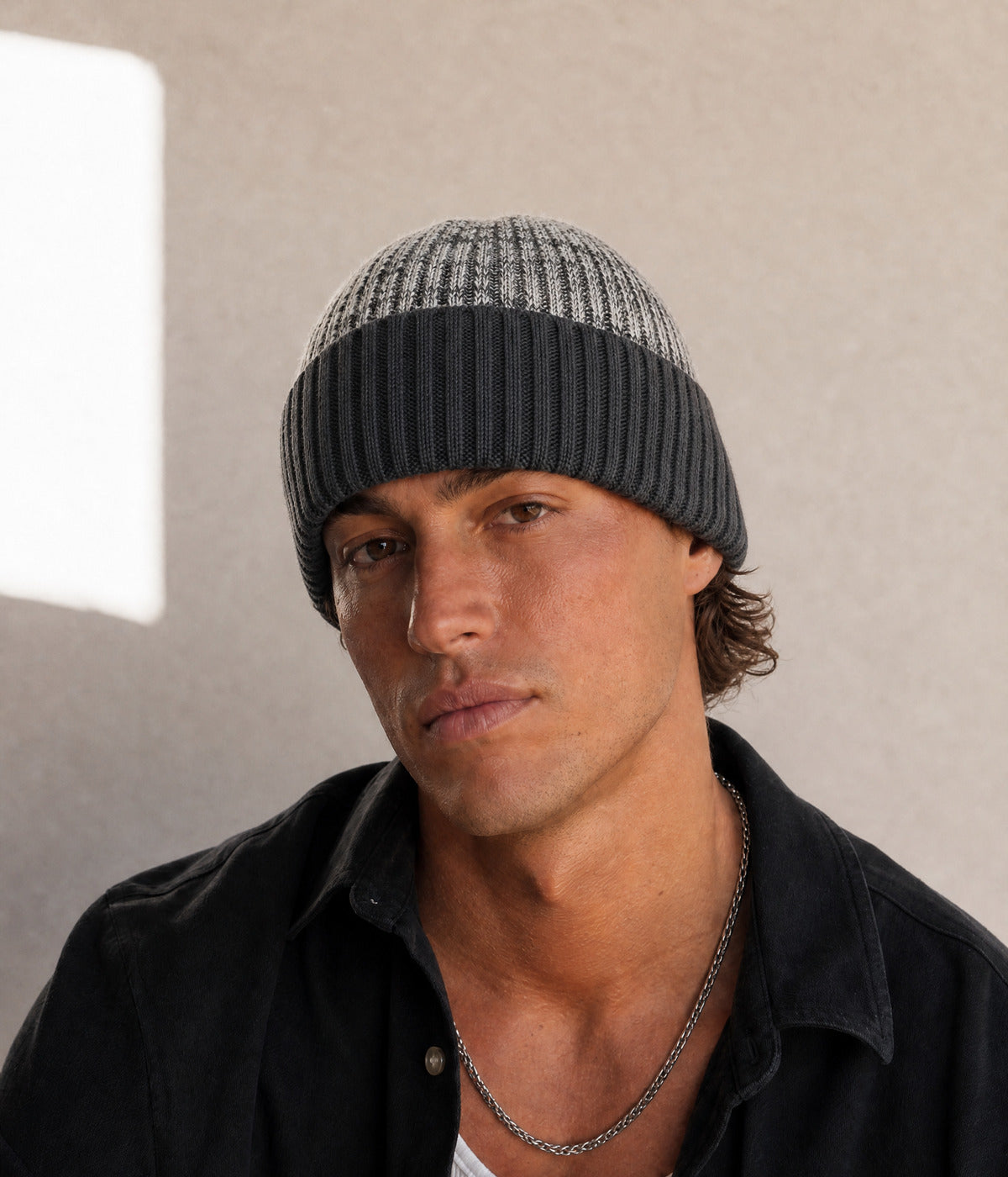 MARLED FLEECE BEANIE. — DARK GRAY worn