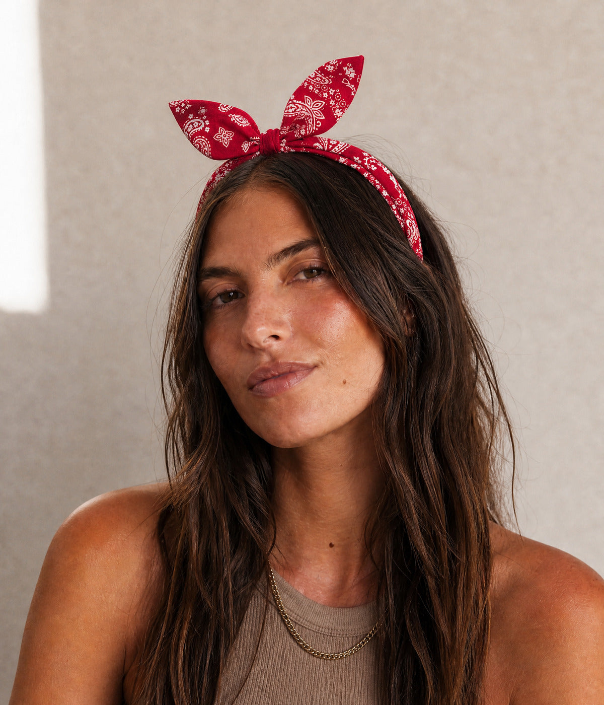 PAISLEY BOW HEADBAND. — DARK RED worn