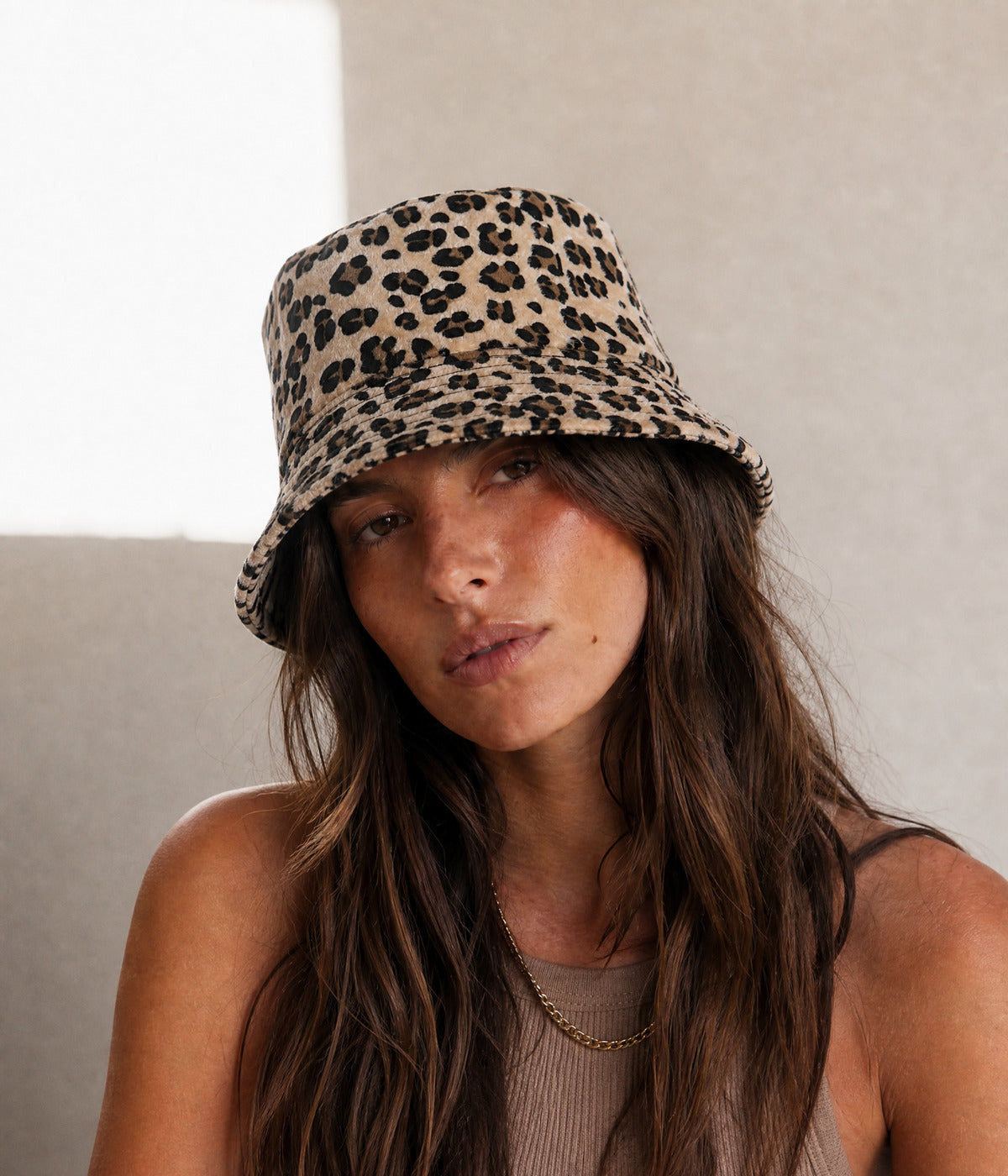 VELVET LEOPARD BUCKET. — BEIGE worn