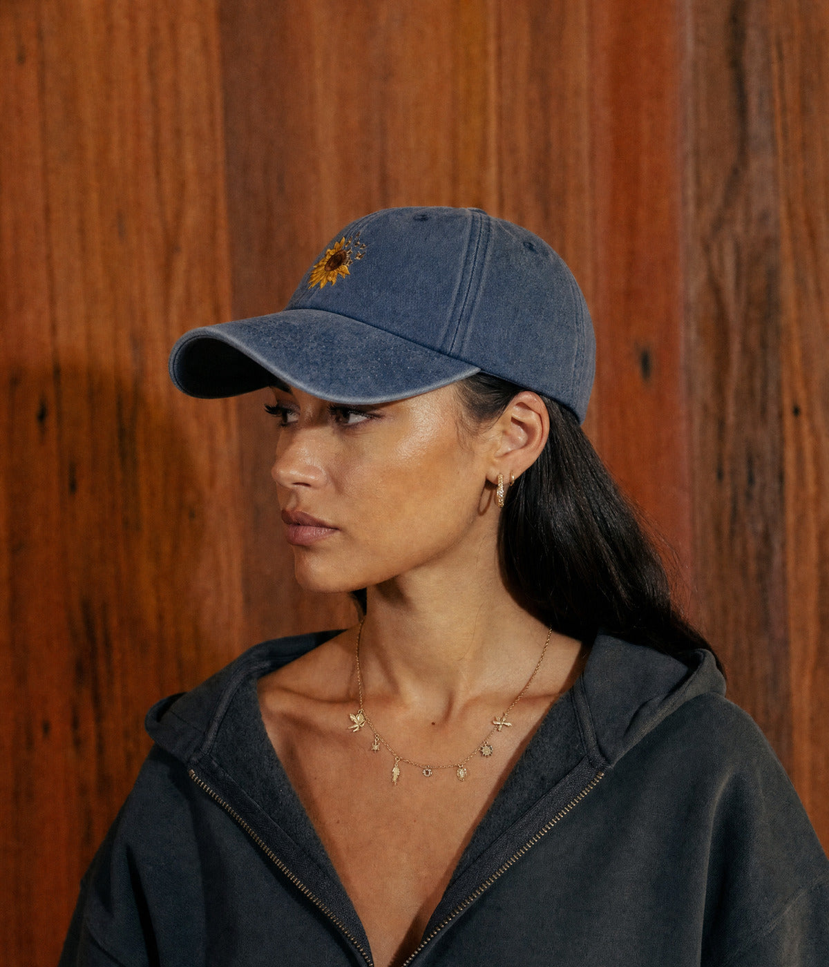 WASHED SUNSHADE. — NAVY worn