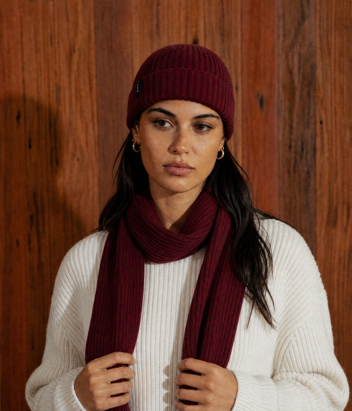 CLASSIC SCARF. — DARK RED worn