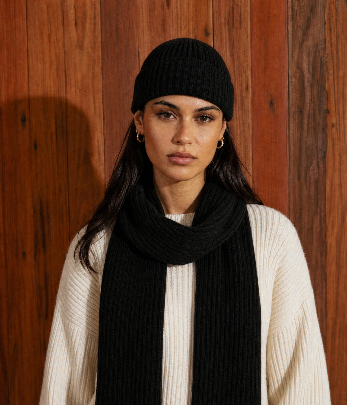 CLASSIC SCARF. — BLACK worn