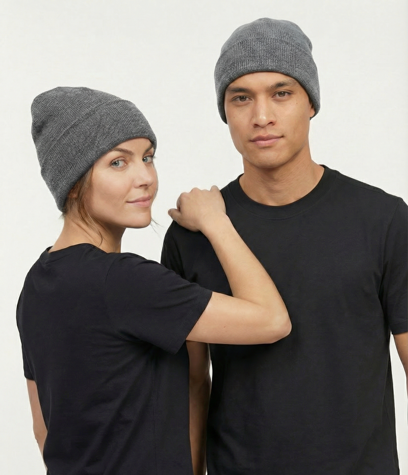 BEANIE MIT SATININNENSEITE.