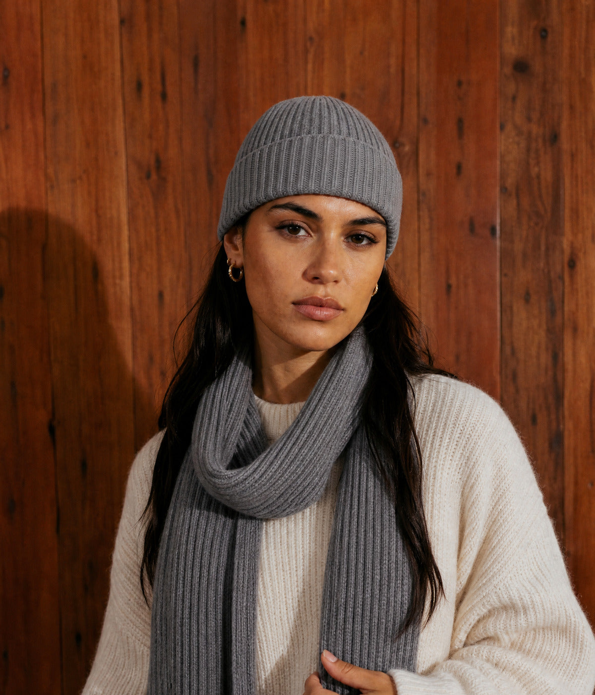 CLASSIC SCARF. — LIGHT GRAY worn