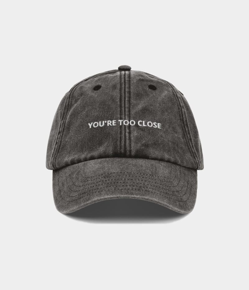 TROP PRÈS.