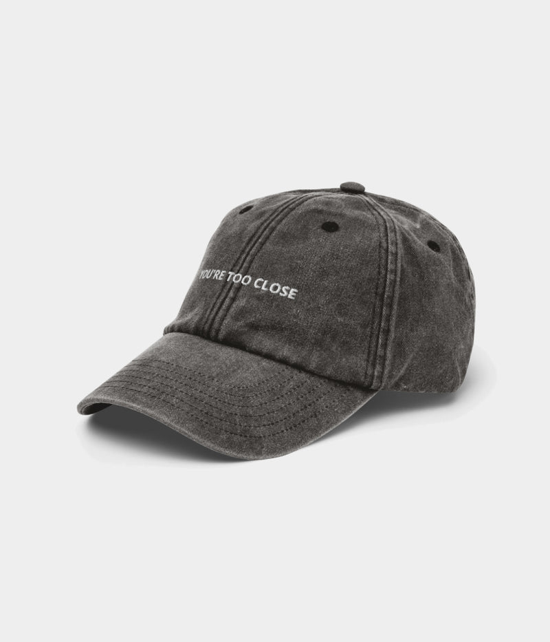 TROP PRÈS.