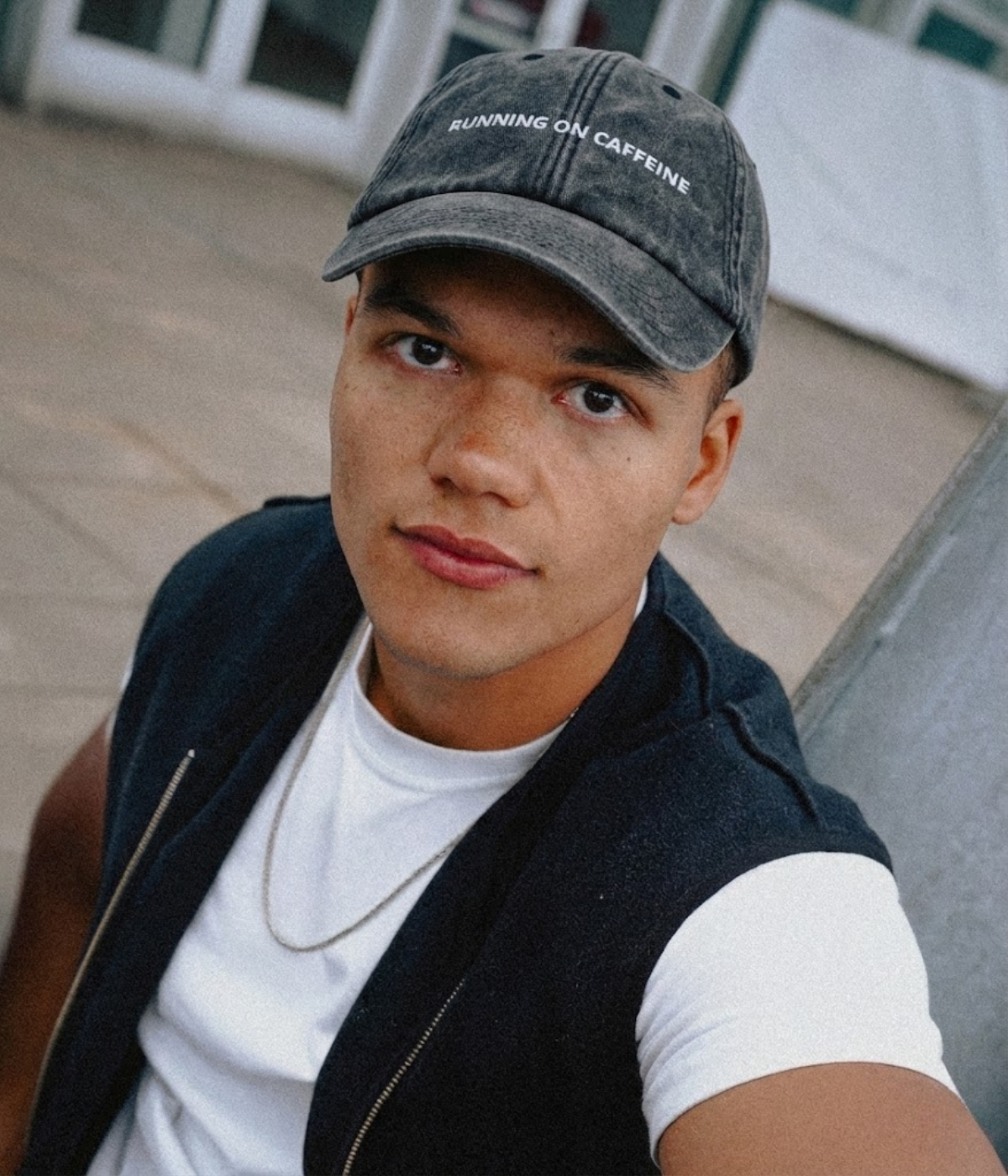 TRAIN DE COURIR SUR LA CAFÉINE.