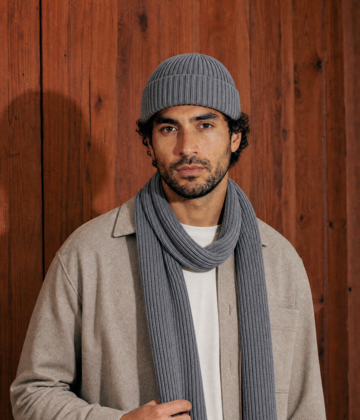 CLASSIC SCARF. — LIGHT GRAY worn