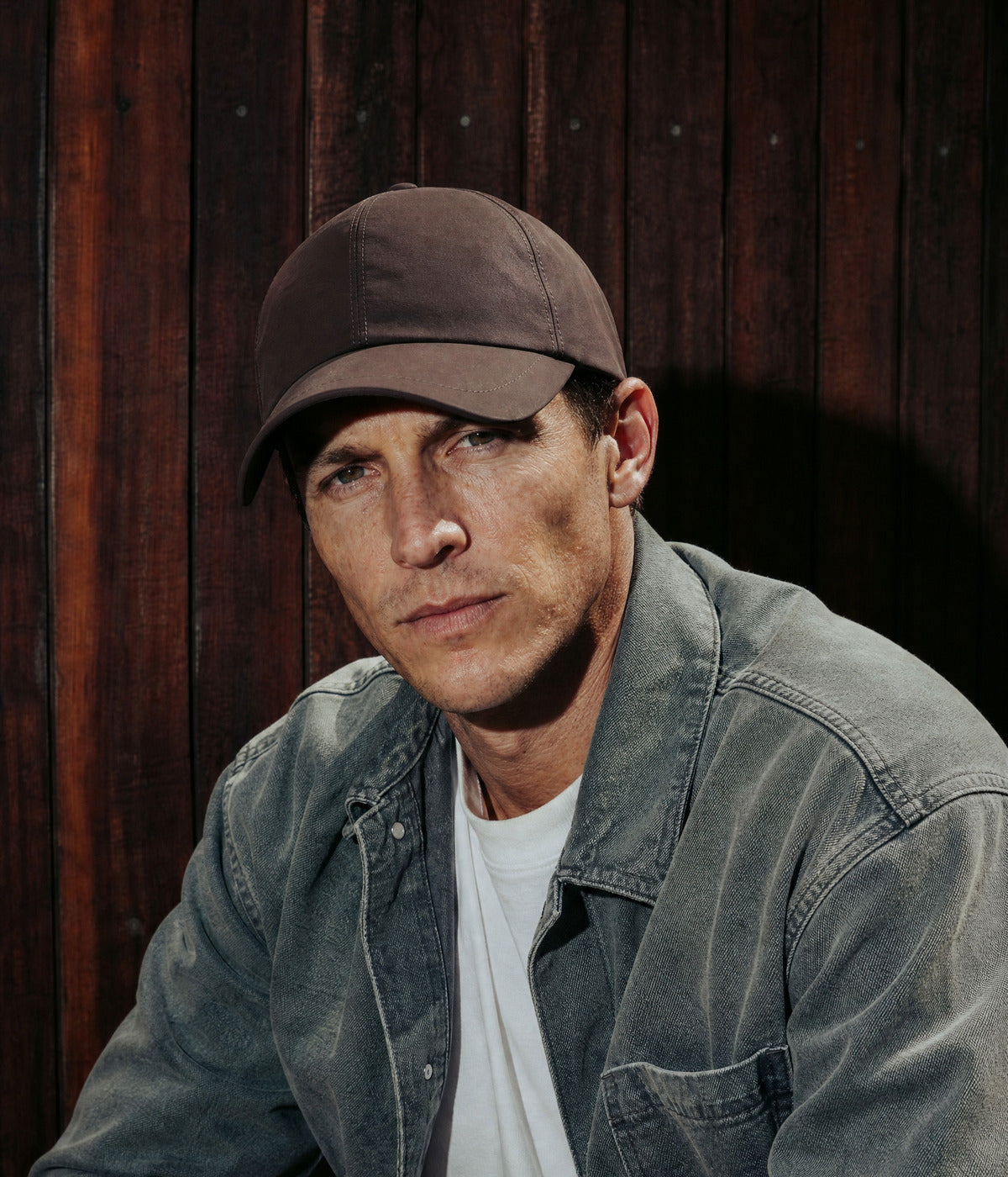 ACTIVE CAP. BROWN worn by a man