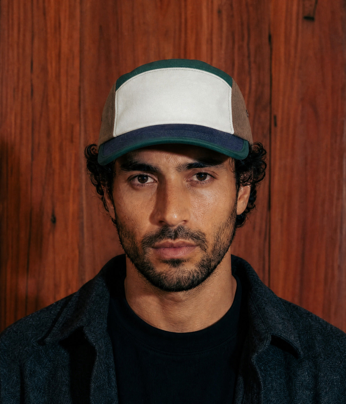 COTTON 5-PANEL. NAVY worn by a man