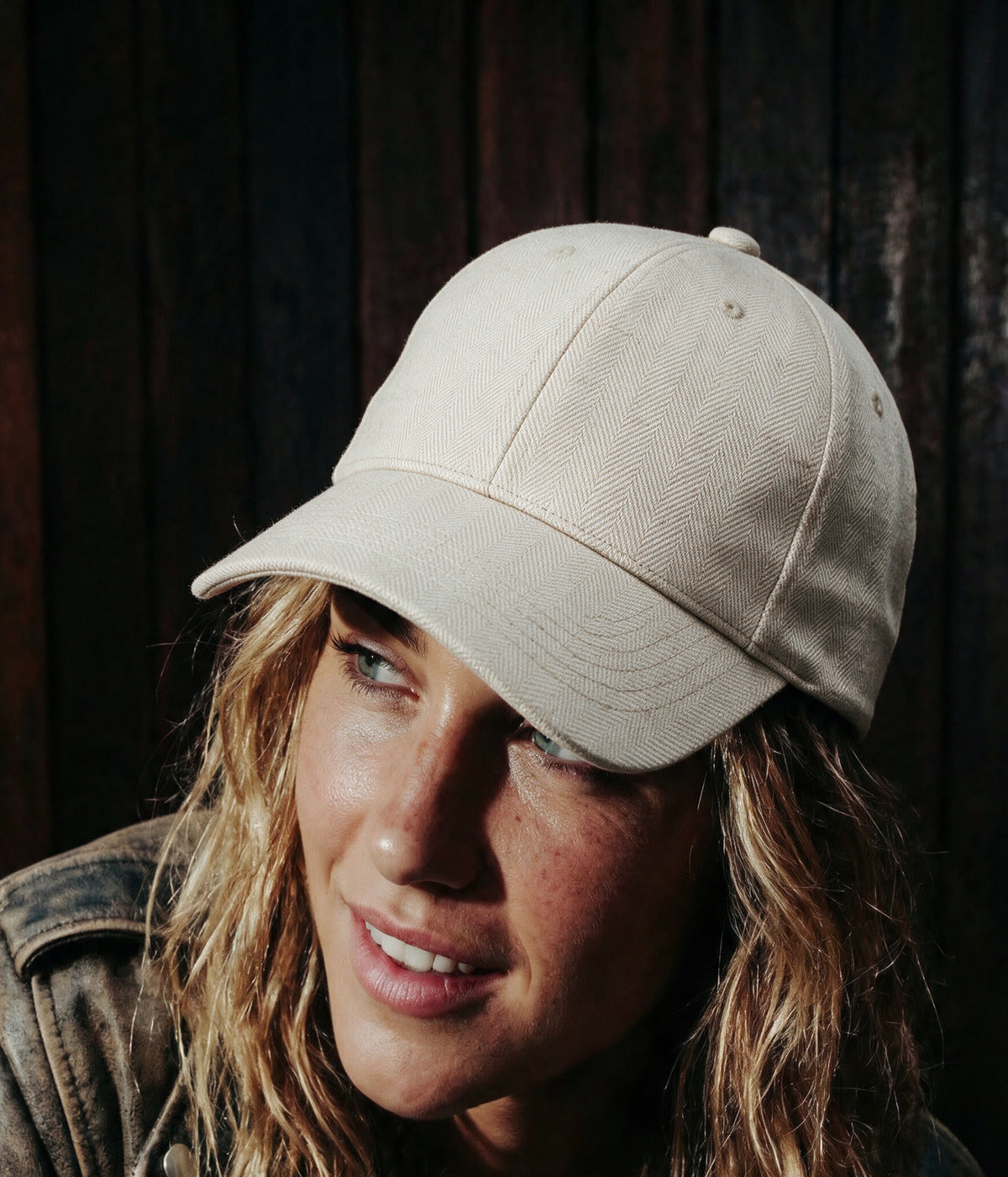 HERRINGBONE LINEN CAP. — BEIGE worn