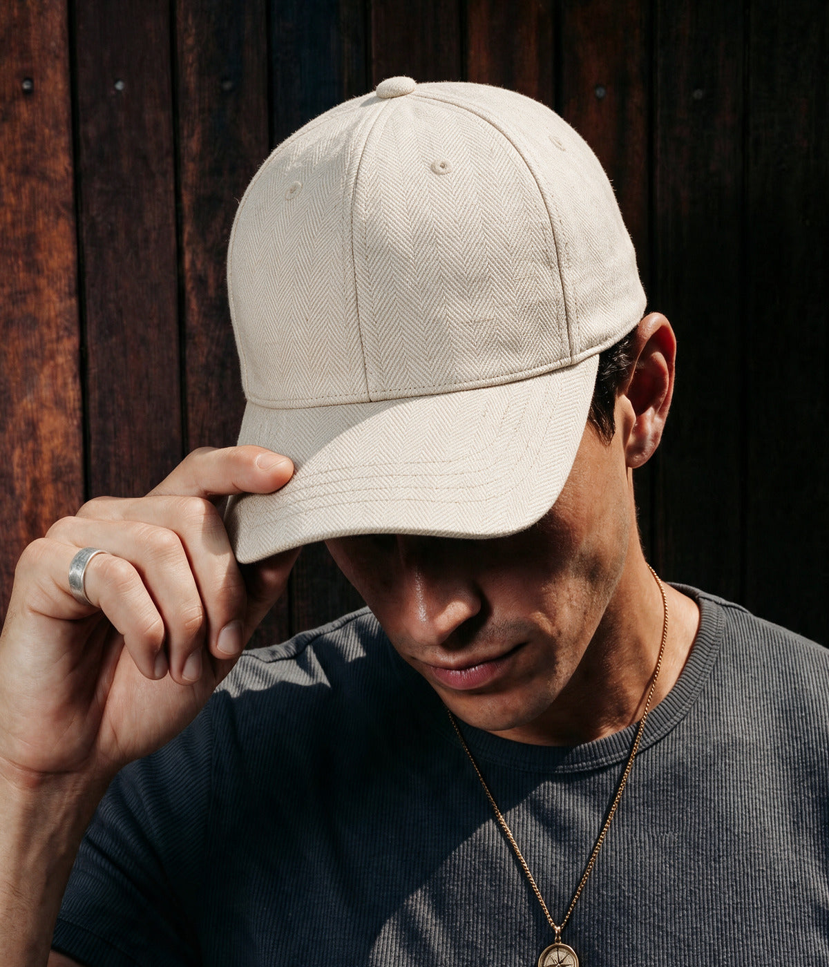 HERRINGBONE LINEN CAP. — BEIGE worn