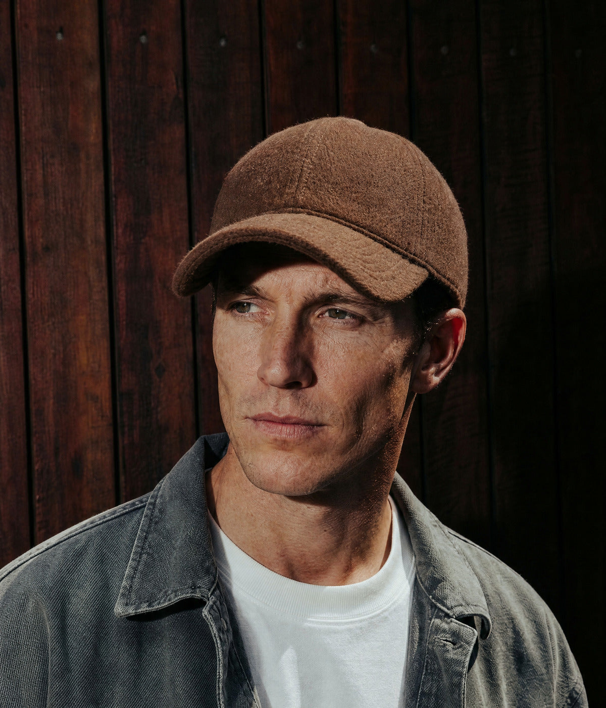 FELT CAP. BROWN worn by a man