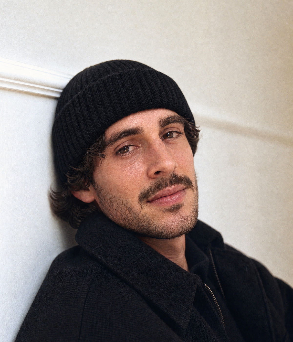 FISHERMAN BEANIE - 100% MERINO. — BLACK worn