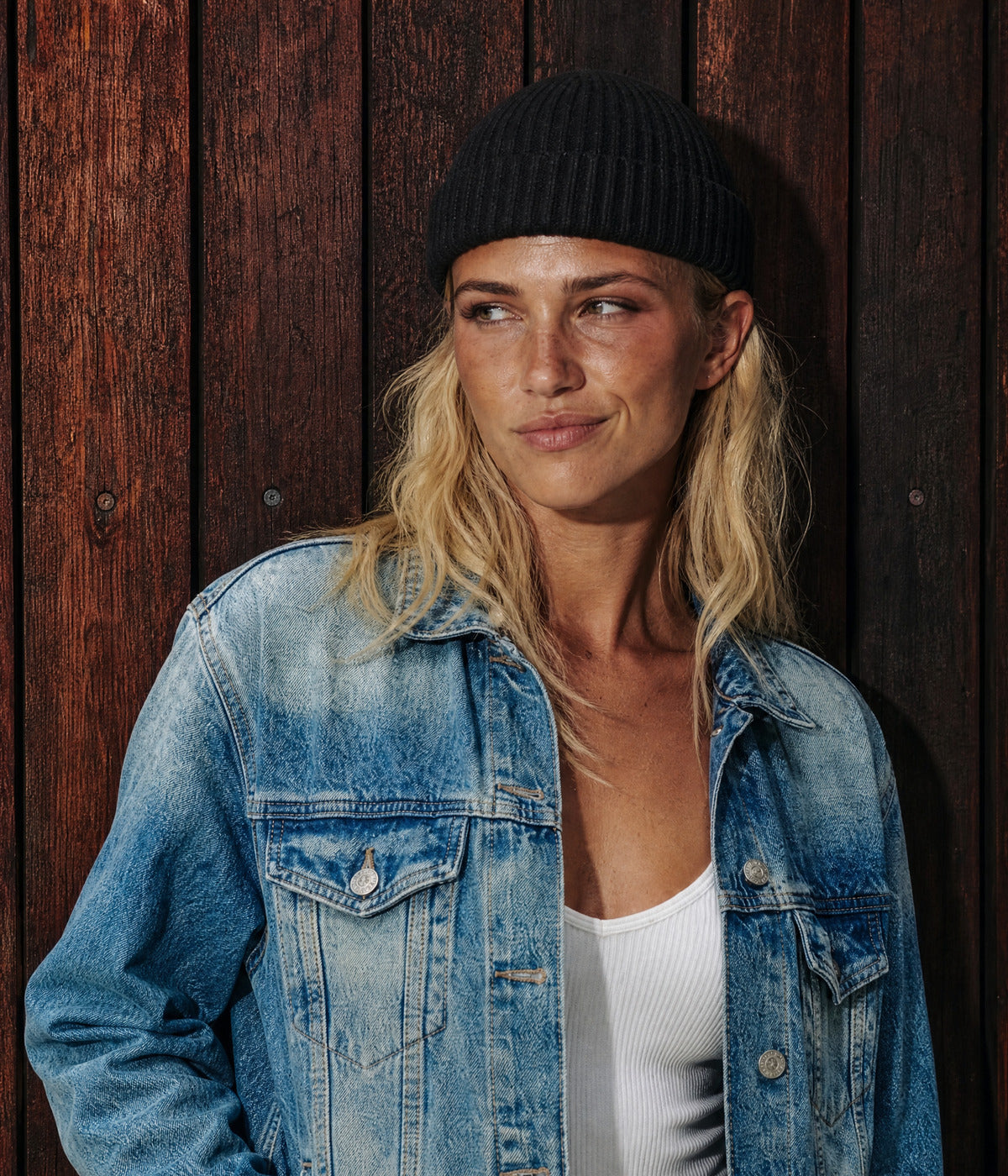 FISHERMAN BEANIE - 100% MERINO. — BLACK worn