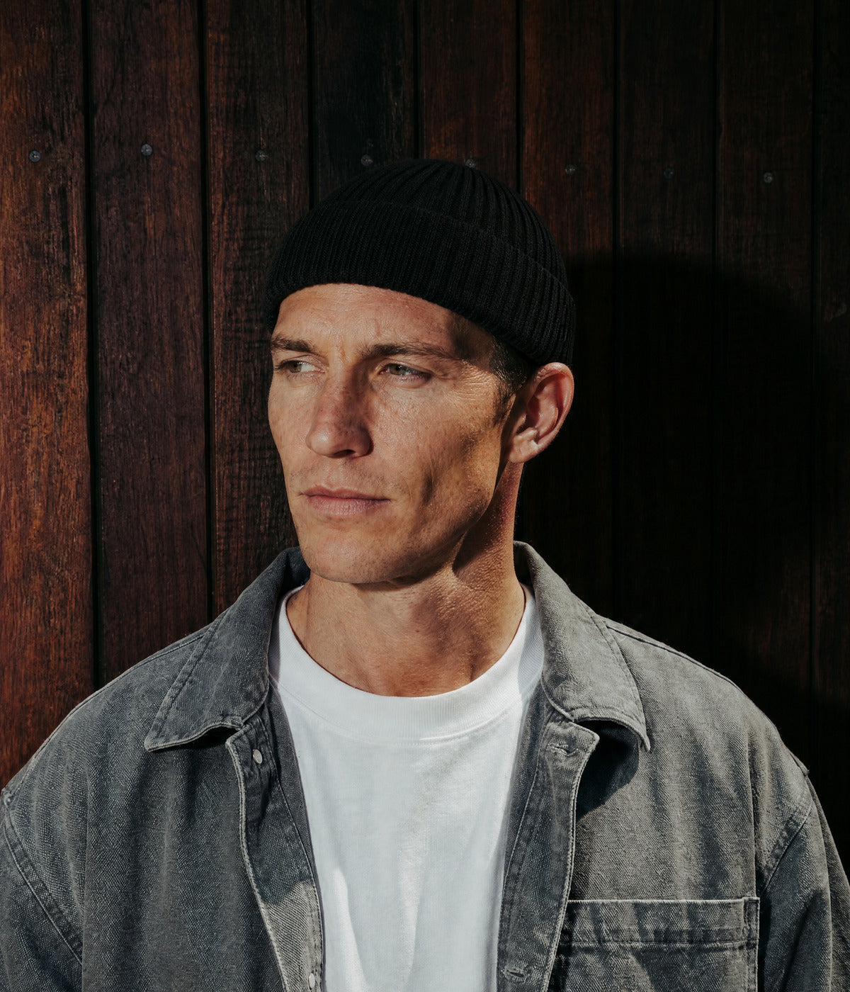 FISHERMAN BEANIE - 100% MERINO. — BLACK worn