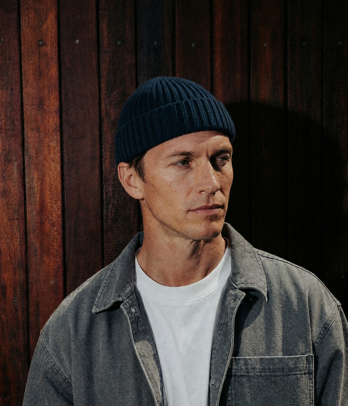 FISHERMAN BEANIE - 100% MERINO. — NAVY worn