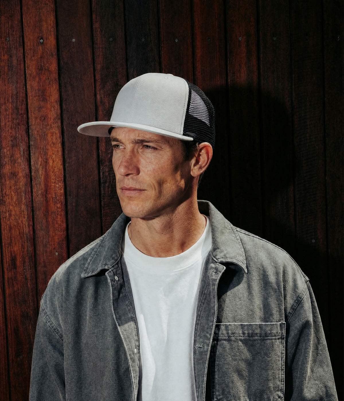 FLAT MESH CAP. WHITE worn by a man