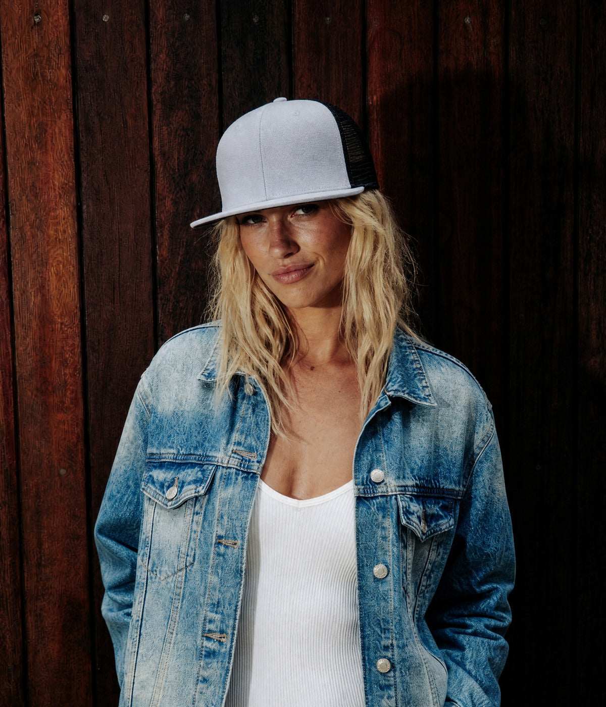 FLAT MESH CAP. WHITE worn by a woman