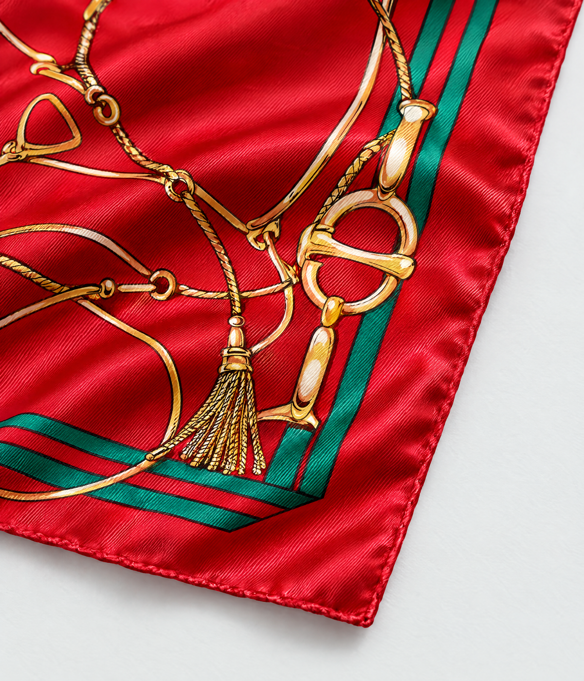 CHAIN HEAD SCARF. red printed silk twill scarf close-up