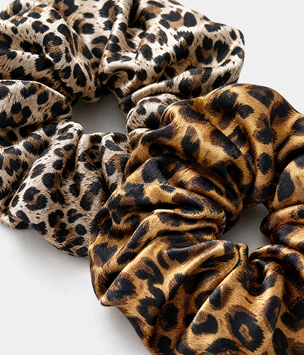 LEOPARD SCRUNCHIE 2-PACK. scrunchie set in LEOPARD, close-up view