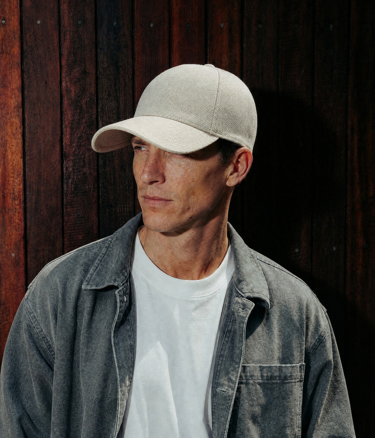 LINEN CAP. BEIGE worn by a man