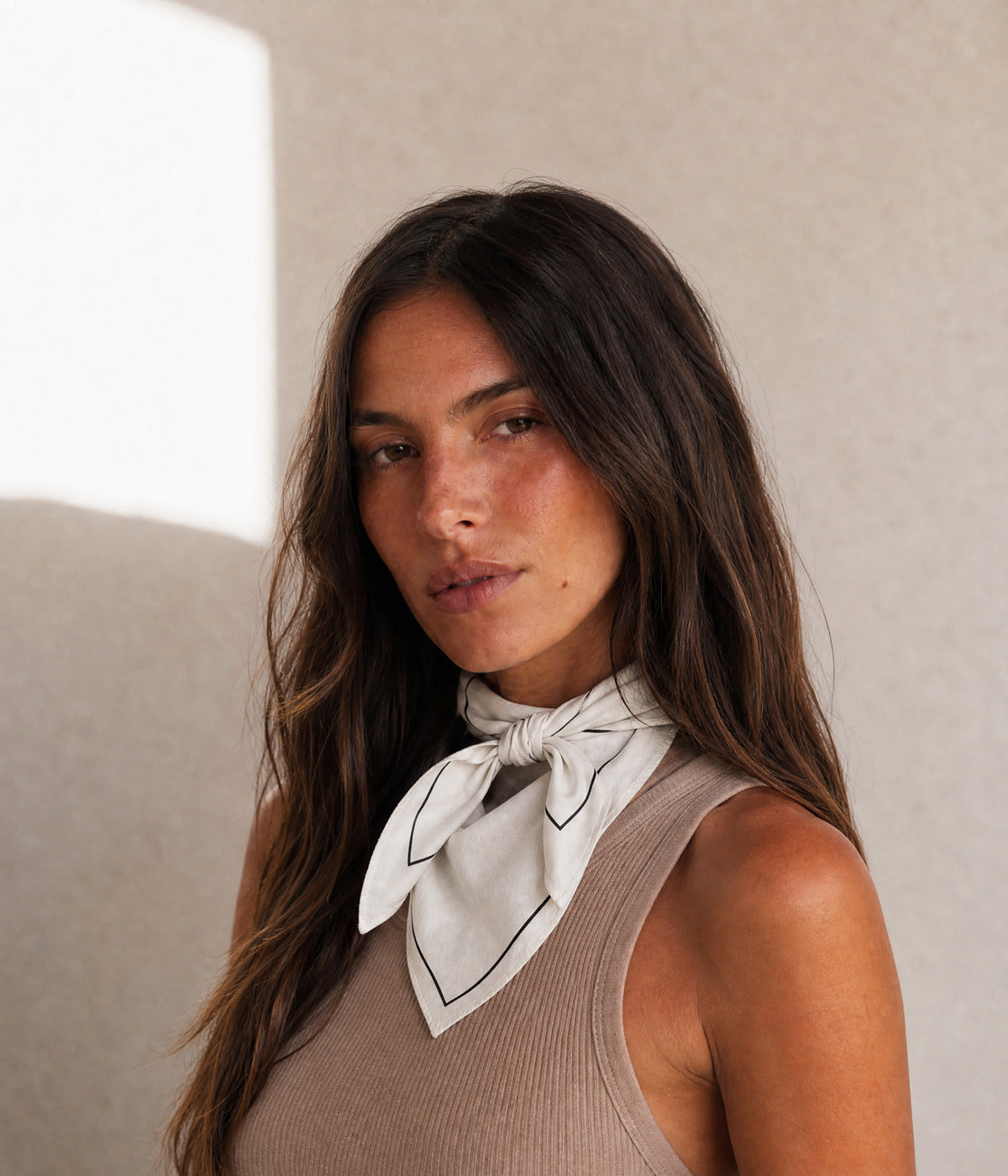 SIGNATURE BANDANA. — LOGO WHITE worn