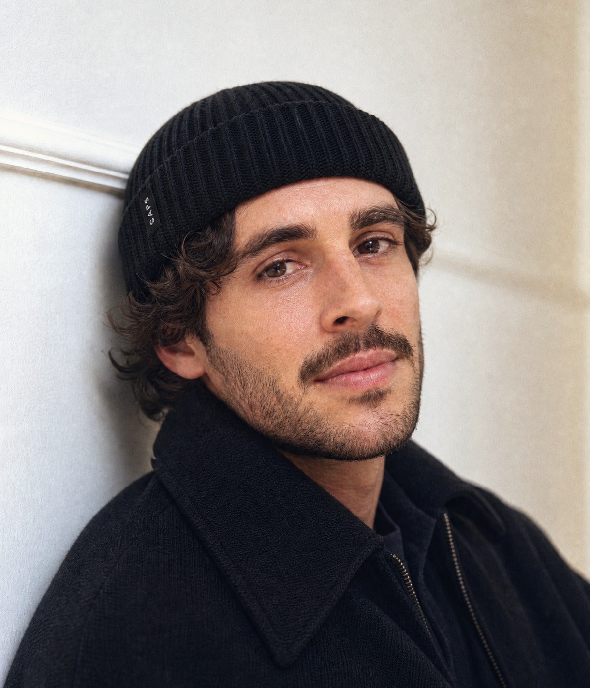 LOGO FISHERMAN BEANIE - 100% MERINO. — BLACK worn