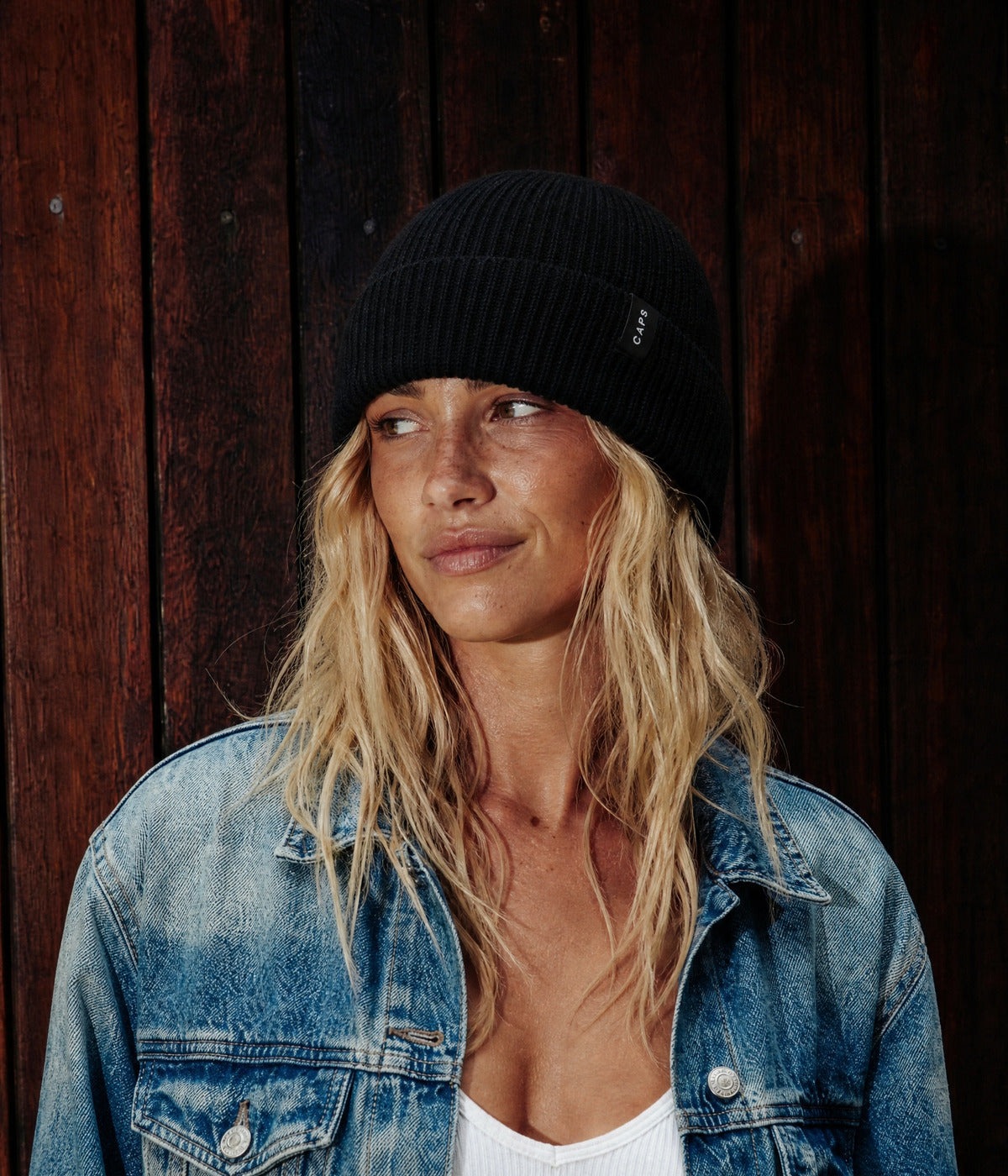 LOGO MERINO BEANIE. — BLACK worn