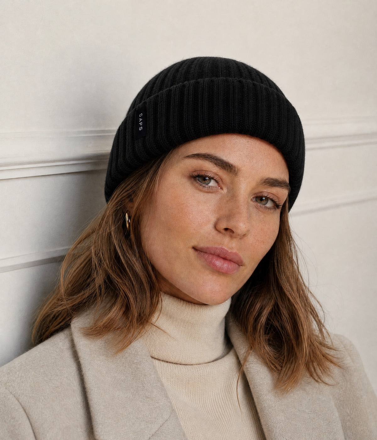 LOGO MERINO MIX. — BLACK worn