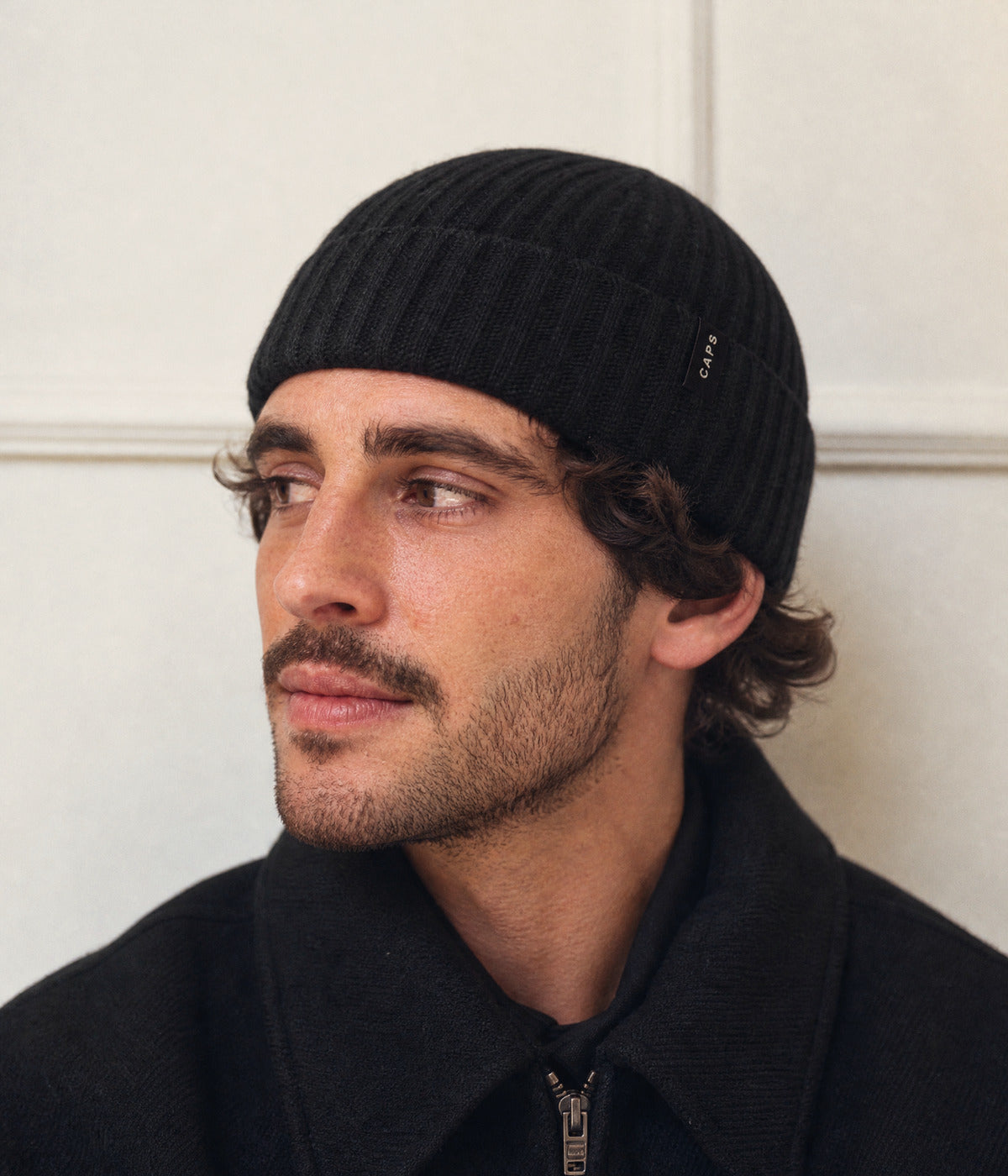 LOGO MERINO MIX. — BLACK worn