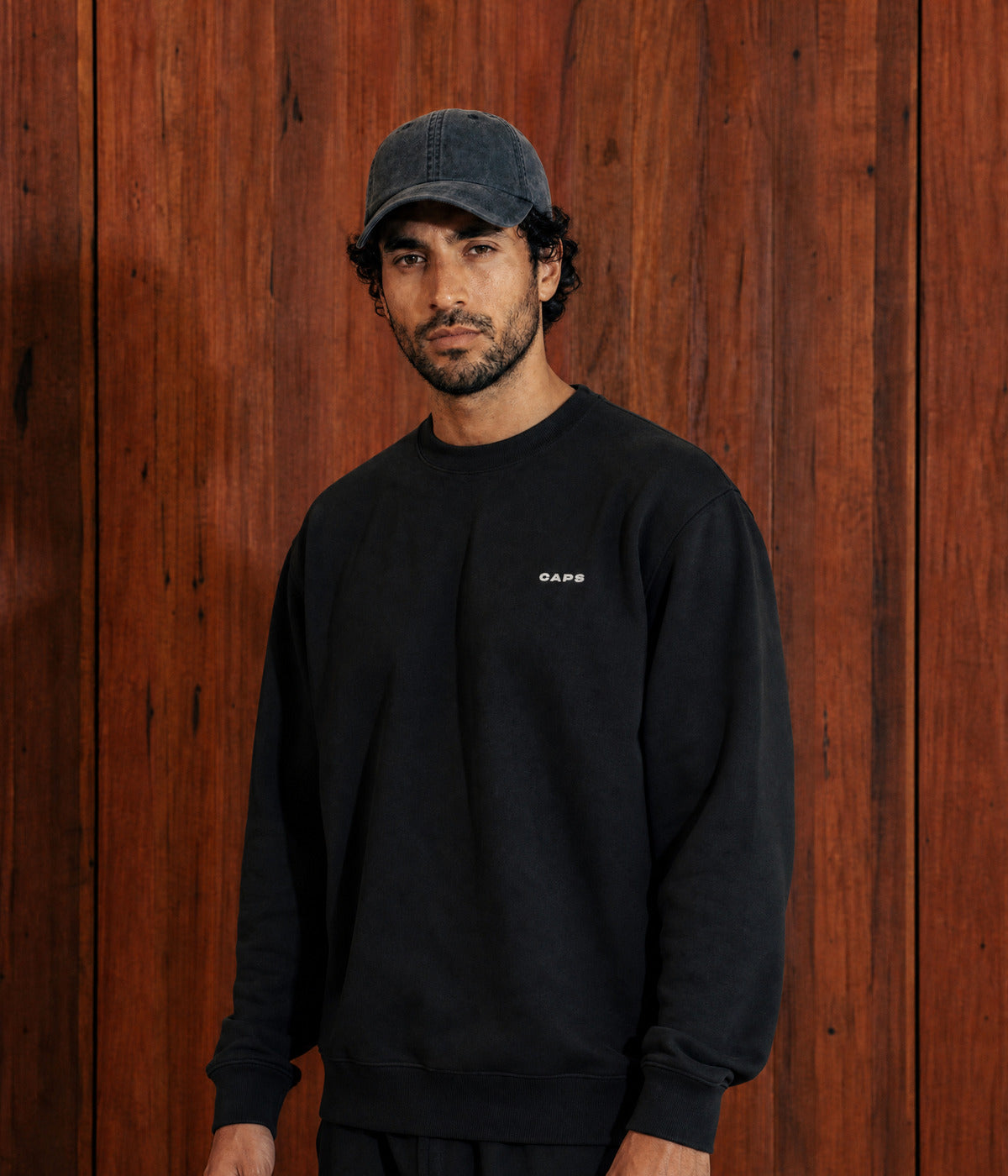 LOGO SWEATSHIRT. on model