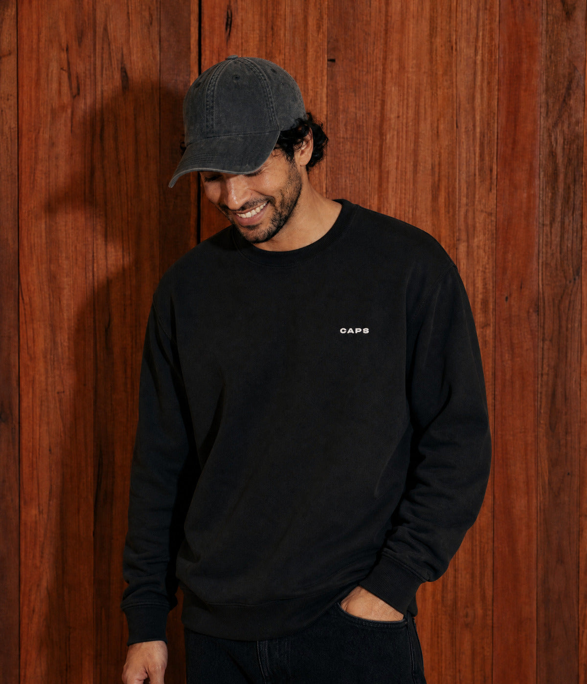 LOGO SWEATSHIRT. on model