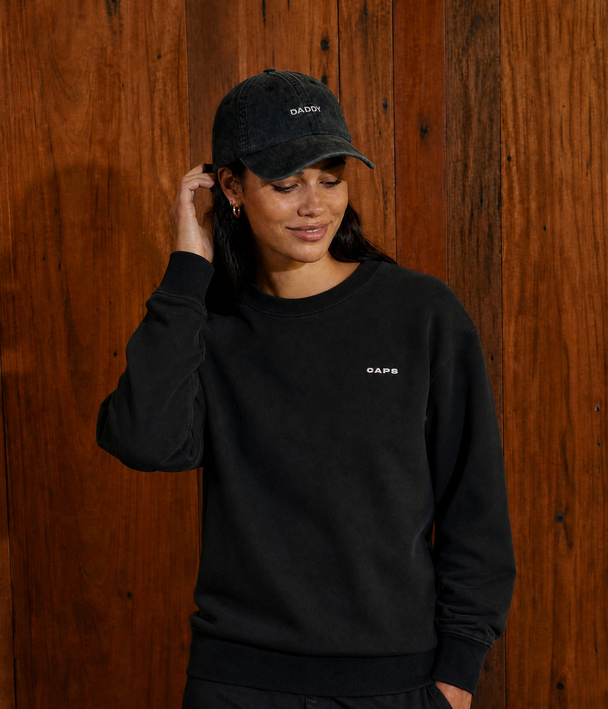 LOGO SWEATSHIRT. on model
