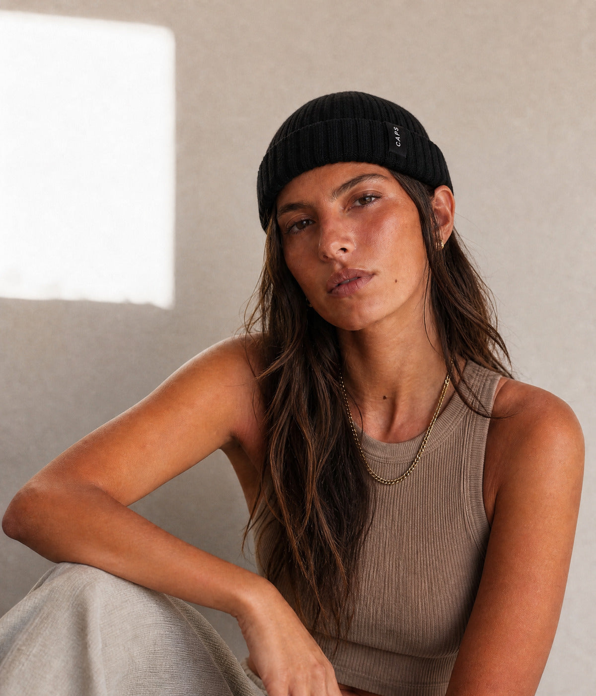 LOGO WOOL FISHERMAN BEANIE. — BLACK worn